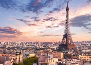 Francia cierra una mezquita en París por apología del terrorismo y reaviva el debate sobre el islamismo radical