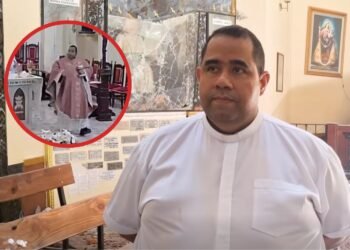 Sacerdote protege a los fieles con la Eucaristía durante el terremoto en Colombia