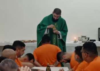La fe transforma vidas en prisión: exmiembro del Comando Vermelho recibe sacramentos en Brasil