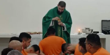 La fe transforma vidas en prisión: exmiembro del Comando Vermelho recibe sacramentos en Brasil
